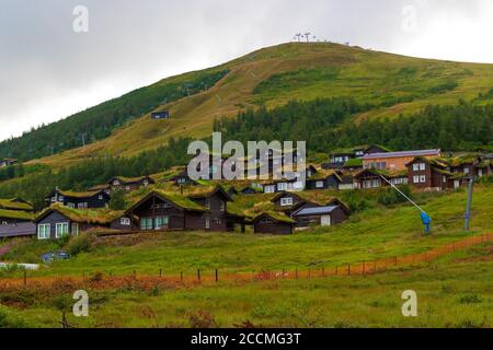 Traditionelle Architektur Myrkdalen-Skigebiet in Voss, Westnorwegen, mit familienfreundlichen Skigebieten, Pisten, Geländeparks und Langlaufloipen Stockfoto