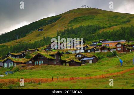 Traditionelle Architektur Myrkdalen-Skigebiet in Voss, Westnorwegen, mit familienfreundlichen Skigebieten, Pisten, Geländeparks und Langlaufloipen Stockfoto