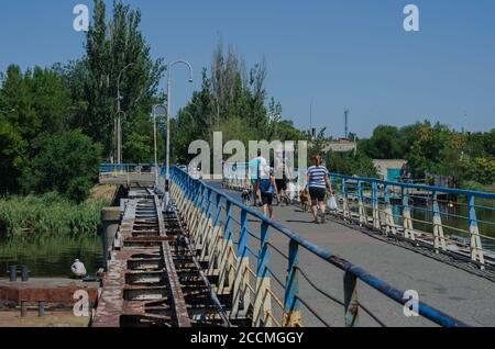 Nikolaev, Ukraine, August 17: Pontonbrücke über den Fluss Ingul. Menschen und Haustiere überqueren die Fußgängerbrücke. Sommertag. Stadtleben Stockfoto