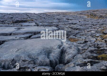 Karstlandschaft der Burren bei Sonnenuntergang in der Grafschaft Clare, Provinz Münster, im Westen vom Atlantischen Ozean begrenzt, an der Küste Irlands Stockfoto