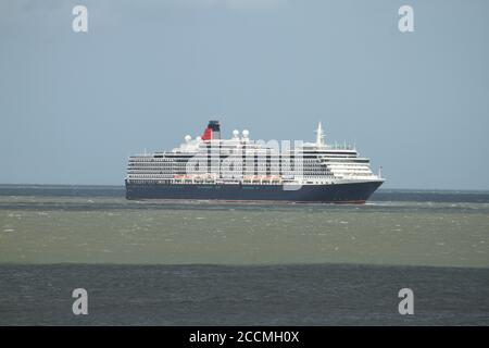 Das Cunard Queen Elizabeth Kreuzfahrtschiff, das am Meer angedockt ist, ist von Joss Bay, Broadstairs aus zu sehen. Die Cruising-Industrie hat seit Beginn der Lockdown auf Covid-19-Präventionsmaßnahmen praktisch aufgehört.Gesamtansicht der Ostküste Englands inmitten der vorherrschenden Coronavirus-Pandemie. Stockfoto