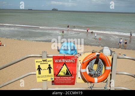 Das Cunard Queen Elizabeth Kreuzfahrtschiff, das am Meer angedockt ist, ist von Joss Bay, Broadstairs aus zu sehen. Die Cruising-Industrie hat seit Beginn der Lockdown auf Covid-19-Präventionsmaßnahmen praktisch aufgehört.Gesamtansicht der Ostküste Englands inmitten der vorherrschenden Coronavirus-Pandemie. Stockfoto