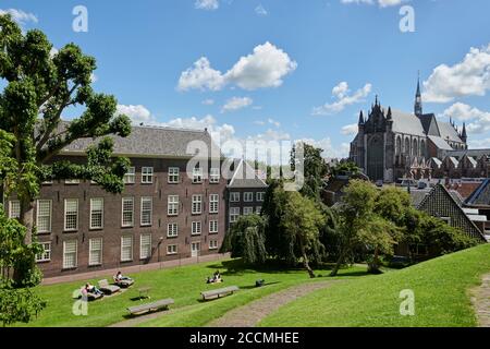 Blick auf die Hooglandse-Kirche vom Schloss Leiden in den Niederlanden Stockfoto