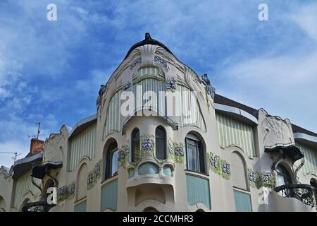 Ikonisches Jugendstilgebäude von Szeged, Ungarn, der Reok Palast. Stockfoto