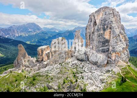 Luftaufnahme der Felsformation Cinque Torri im Norden Italienische alpen Stockfoto