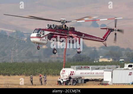 Sikorsky CH-54A Tarhe N795HT arbeitet aus Meadowlark Feld in Livermore, Kalifornien, als Reaktion auf die 2020 SCU Lightning Complex Brände. Stockfoto