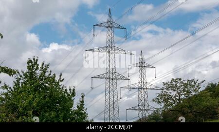 Hochspannungsmasten im Berg Stockfoto