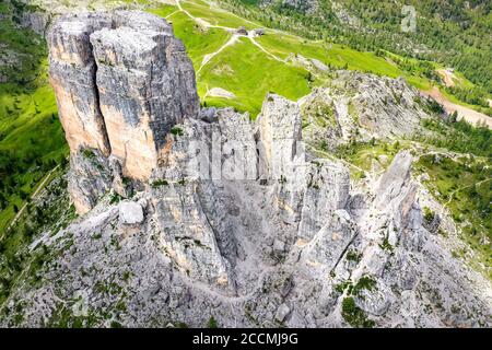 Luftaufnahme der Felsformation Cinque Torri im Norden Italienische alpen Stockfoto