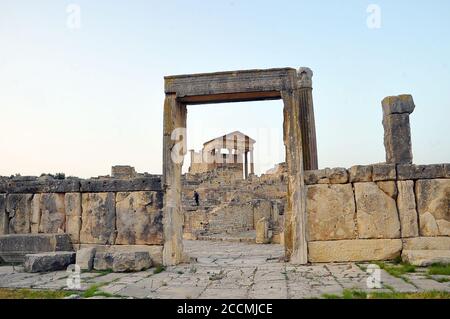 Dougga, Béja, Tunesien. August 2020. Beschreibung Dougga oder Thugga ist eine archäologische Stätte in der Delegation des Gouvernements Téboursouk von Béja im Nordwesten Tunesiens. Die UNESCO hat diese Stätte 1997 in die Liste des Weltkulturerbes aufgenommen und sie als die "am besten erhaltene römische Stadt in Nordafrika" eingestuft. Foto: Chokri Mahjoub Quelle: Chokri Mahjoub/ZUMA Wire/Alamy Live News Stockfoto