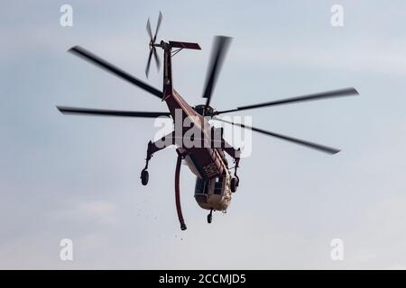 Sikorsky CH-54A Tarhe N795HT arbeitet aus Meadowlark Feld in Livermore, Kalifornien, als Reaktion auf die 2020 SCU Lightning Complex Brände. Stockfoto