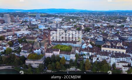 Altstadt von Basel in der Schweiz und Rhein - Luftaufnahme Stockfoto