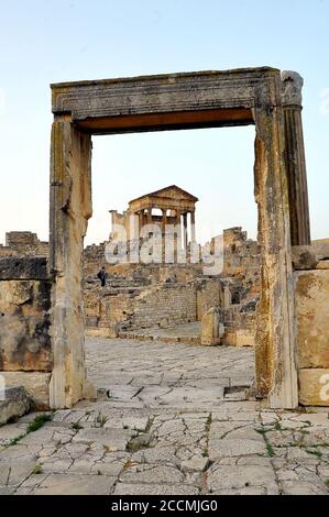 Dougga, Béja, Tunesien. August 2020. Beschreibung Dougga oder Thugga ist eine archäologische Stätte in der Delegation des Gouvernements Téboursouk von Béja im Nordwesten Tunesiens. Die UNESCO hat diese Stätte 1997 in die Liste des Weltkulturerbes aufgenommen und sie als die "am besten erhaltene römische Stadt in Nordafrika" eingestuft. Foto: Chokri Mahjoub Quelle: Chokri Mahjoub/ZUMA Wire/Alamy Live News Stockfoto