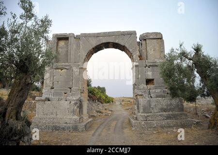 Dougga, Béja, Tunesien. August 2020. Beschreibung Dougga oder Thugga ist eine archäologische Stätte in der Delegation des Gouvernements Téboursouk von Béja im Nordwesten Tunesiens. Die UNESCO hat diese Stätte 1997 in die Liste des Weltkulturerbes aufgenommen und sie als die "am besten erhaltene römische Stadt in Nordafrika" eingestuft. Foto: Chokri Mahjoub Quelle: Chokri Mahjoub/ZUMA Wire/Alamy Live News Stockfoto