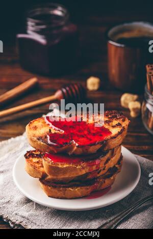 Stapel von French Toast mit Berry Sirup Stockfoto