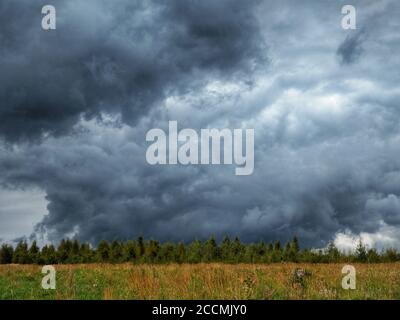 Germering Bei München, Bayern, Deutschland. August 2020. Sturmwolken wie über Ackerland in Germering bei München, Bayern, Deutschland gesehen. Trotz Prognosen, die keinen Niederschlag für den Tag angegeben haben, kam es über die Region Mittag zu heftigen Regenfällen. Quelle: Sachelle Babbar/ZUMA Wire/Alamy Live News Stockfoto