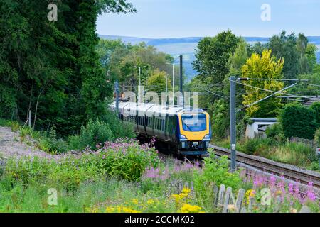 Northern Rail lokaler Personenverkehr Zug 331 Reisen auf Wharfedale Line Bahngleise zum ländlichen Dorf Bahnhof - Burley, Yorkshire, England, Großbritannien Stockfoto