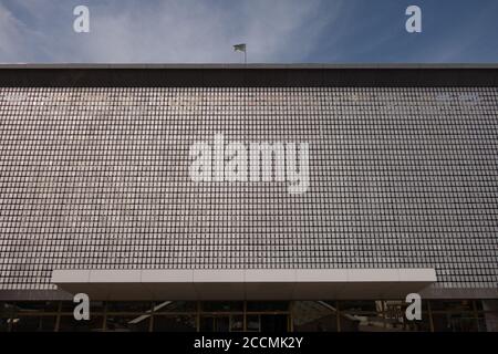 Die kinetische Fassade des Gebäudes. Lose Metallplatten schwingen in Wellen im Wind. Stockfoto