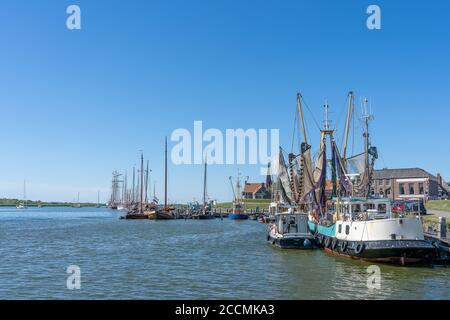 Atemberaubende Aufnahme von leeren Segelbooten und Vergnügungsfahrzeugen vertäut In einer ruhigen Gegend Stockfoto