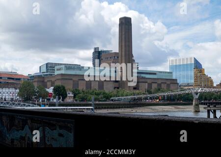 Tate Modern, Kunstmuseum in einem ehemaligen Kraftwerk am Ufer der Themse in London Stockfoto