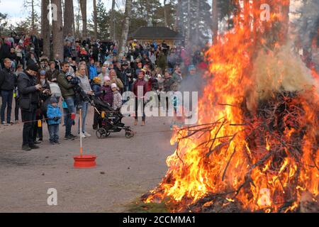 Menschen rund um das Osterfeuer auf der Insel Seurasaari in Helsinki, Finnland Stockfoto