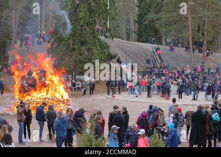 Menschen rund um das Osterfeuer auf der Insel Seurasaari in Helsinki, Finnland Stockfoto