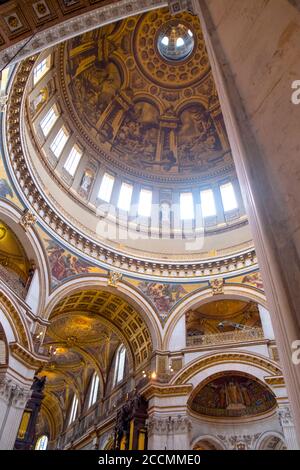 Blick in den Dom und bemalte Decken von St. Pauls Cathedral im Zentrum von London Stockfoto