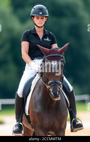 Raeford, North Carolina, USA. August 2020. 22. Aug. 2020 - Raeford, North Carolina, USA - JASMINE HOBART reitet doppelt so gut tritt in der Dressur bei der war Horse Event Series 2020, Aug. 22 im Carolina Horse Park in Raeford, N.C. an Die 2013 als Cabin Branch Event Series gegründete war Horse Event Series besteht aus fünf Pferdeversuchen und kombinierten Tests und zieht Reiter und ihre Pferde aus dem gesamten Osten der Vereinigten Staaten an. Quelle: Timothy L. Hale/ZUMA Wire/Alamy Live News Stockfoto