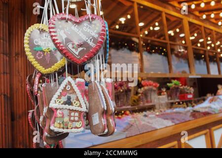 Deutscher Weihnachts-Lebkuchen-Shop auf einem Weihnachtsmarkt in Helsinki, Finnland Stockfoto