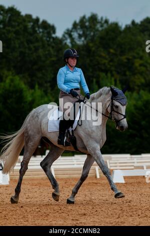 Raeford, North Carolina, USA. August 2020. 22. Aug. 2020 - Raeford, North Carolina, USA - ANDI LAWRENCE reitet Cooley Northern Mist tritt in der Dressur bei der 2020 war Horse Event Series, Aug. 22 im Carolina Horse Park in Raeford, N.C. an Die 2013 als Cabin Branch Event Series gegründete war Horse Event Series besteht aus fünf Pferdeversuchen und kombinierten Tests und zieht Reiter und ihre Pferde aus dem gesamten Osten der Vereinigten Staaten an. Quelle: Timothy L. Hale/ZUMA Wire/Alamy Live News Stockfoto