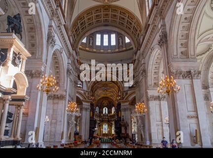 Blick in den Dom und bemalte Decken von St. Pauls Cathedral im Zentrum von London Stockfoto