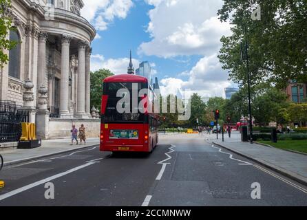 Der rote Londoner Bus fährt an der St. Pauls Cathedral im Zentrum Londons vorbei Stockfoto