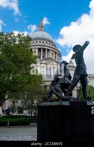 Feuerjäger-Gedenkstatue vor der St. Pauls Cathedral im Zentrum London Stockfoto