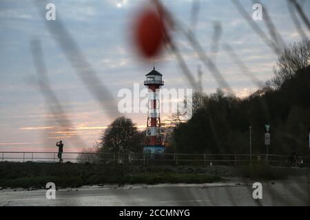 Leuchtturm bei Hamburg Wittenbergen, Sonnenuntergang an der Elbe bei Hamburg Stockfoto