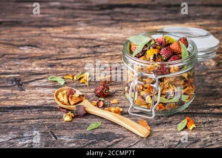 Wintertee. Eine Mischung für die Zubereitung heißer, wärmender Getränke aus Hagebutten, Kurkuma, Ingwer, Hibiskus, Zitrusschale, getrockneten Äpfeln, Zimt und SA Stockfoto