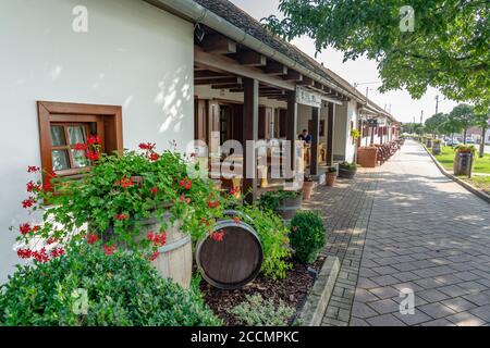 Villany, Ungarn - 08. 18. 2018 -Stadtbild von Villany Ungarn mit Fässern und Kellern auf der Spazierstraße Stockfoto