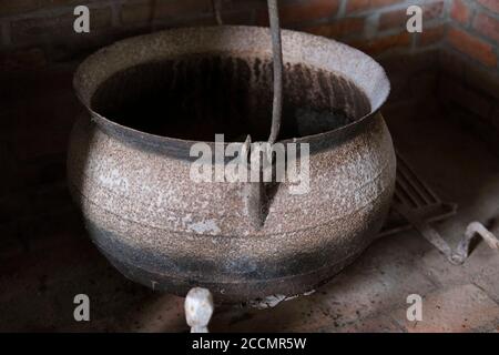 Bügeleisen Kessel in einem Herd. Spocott Windmühle Dorf, Cambridge, MD, USA Stockfoto