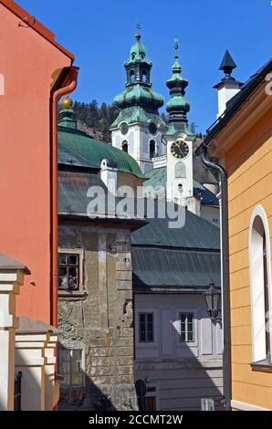 Schmale Straße mit historischen Gebäuden in kleinen historischen Minig Stadt Banska Stiavnica in der Slowakei Stockfoto