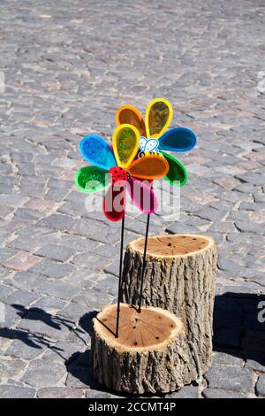 Dekorative und bunte Windrad Spinner Windmühlen zusammen in Holzsockel. Vertikal auf dem Boden platziert. Stockfoto