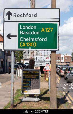 Die Bell Road Kreuzung der A127 Prince Avenue mit HobleyThick Lane, bald der Ort einer langen Umgestaltung und Straßenarbeiten. Straßenschild nach London Stockfoto