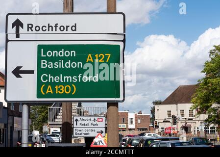 Die Bell Road Kreuzung der A127 Prince Avenue mit HobleyThick Lane, bald der Ort einer langen Umgestaltung und Straßenarbeiten. Straßenschild nach London Stockfoto