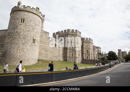 Windsor, Großbritannien. August 2020. Besucher kommen zu Windsor Castle. Die Sunday Times hat berichtet, dass die Königin Windsor Castle den Rest des Jahres nach ihrer Sommerpause in Balmoral zu ihrem Hauptwohnheim machen wird, anstatt zum Buckingham Palace zurückzukehren, weil ihre Hausarrangements in Windsor Castle den größten Schutz vor COVID-19 bieten sollen. Kredit: Mark Kerrison/Alamy Live Nachrichten Stockfoto