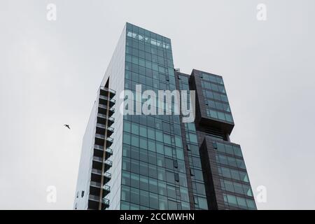 Aufnahme eines hohen Wolkenkratzers bei Tag in einem niedrigen Winkel Stockfoto