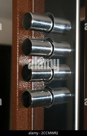 Scharnier, bruchsicheres Schloss und Türzubehör aus Stahl. Dekoratives Türverriegelungssystem aus Stahl. Stockfoto