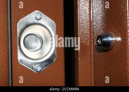 Scharnier, bruchsicheres Schloss und Türzubehör aus Stahl. Dekoratives Türverriegelungssystem aus Stahl. Stockfoto
