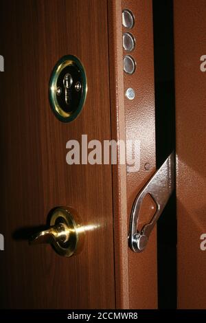 Scharnier, bruchsicheres Schloss und Türzubehör aus Stahl. Dekoratives Türverriegelungssystem aus Stahl. Stockfoto