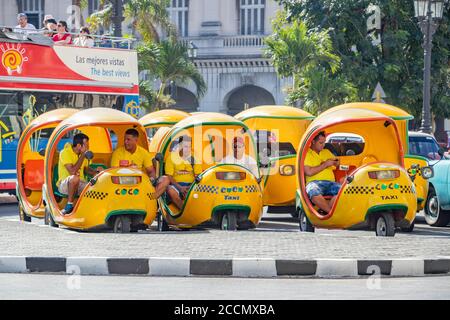 Gruppe von gelben Coco sphärischen Plastiktaxis in Havanna kuba Stockfoto