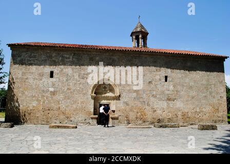 Touristen besuchen die Kirche von Kish aus dem 5. Jahrhundert. Sonniger Tag. Kisi Sheki Aserbaidschan. Stockfoto