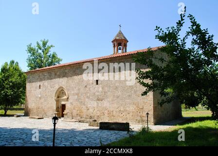 Der Eingang der Kirche von Kish stammt aus dem 5. Jahrhundert. Sonniger Tag. Kisi Sheki Aserbaidschan. Stockfoto