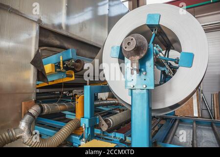 Verzinkte Stahlrolle in Blech Umformmaschine in Metallverarbeitung Fabrik, close up. Stockfoto