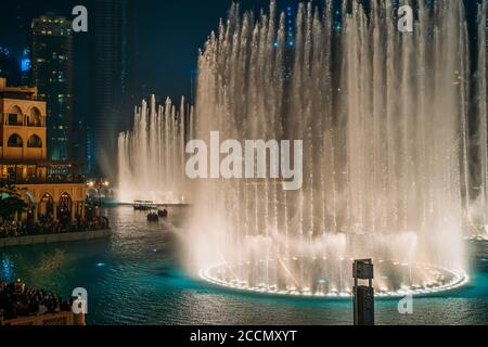 Tanzende Brunnenshow im Zentrum von Dubai am Abend, VAE. Touristenattraktion. Stockfoto